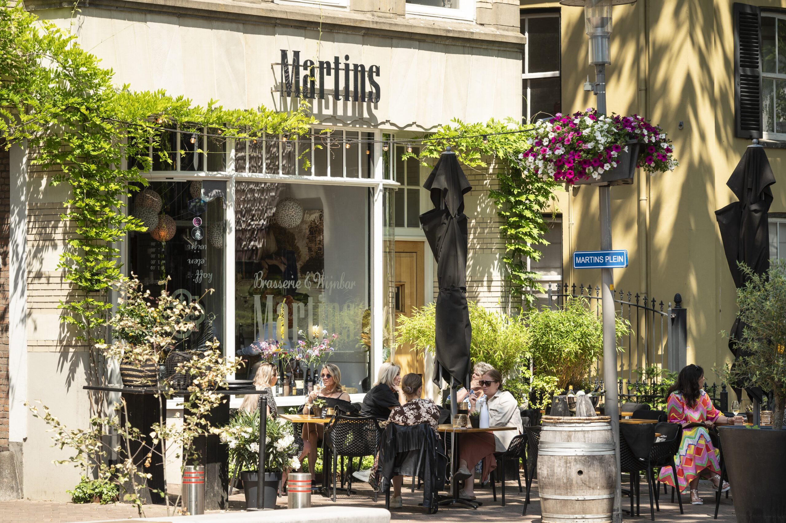 Groen en zonnig terras bij Martins in Apeldoorn