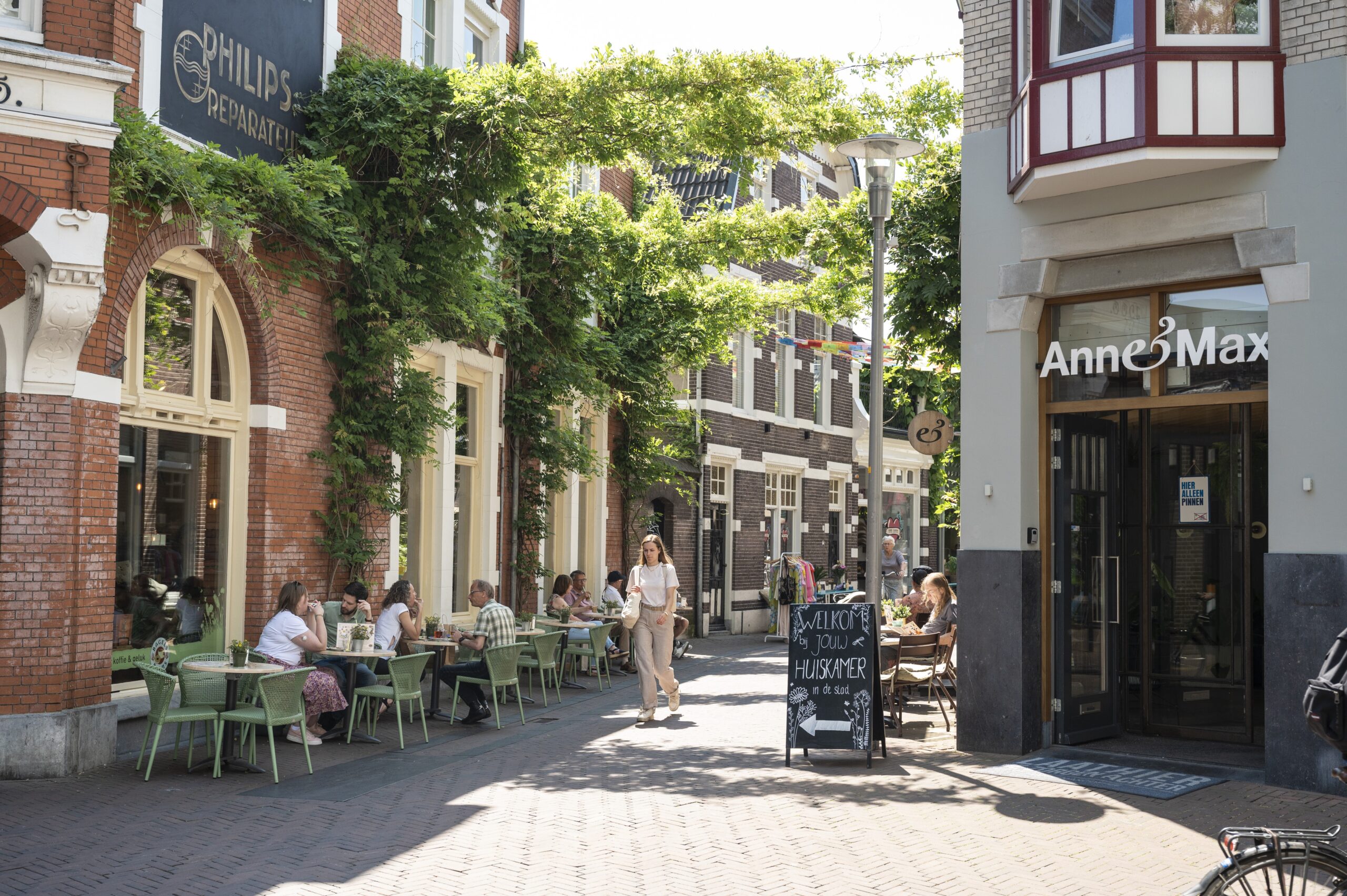 Voorjaar en groen in de Kapelstraat in Apeldoorn