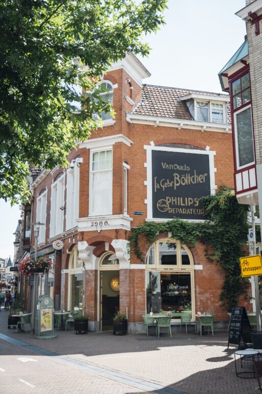 Voorjaar en groen in de Kapelstraat in Apeldoorn