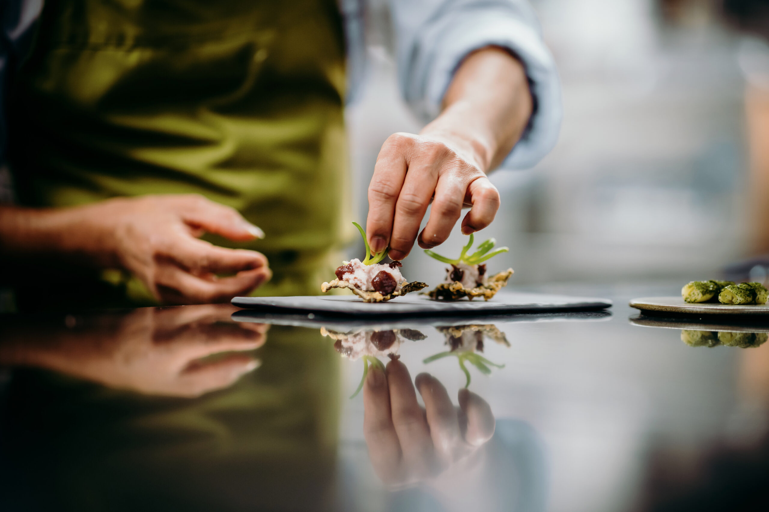 Gastronomisch genieten bij Hotel Restaurant De Echoput. De chef maakt een bord op.