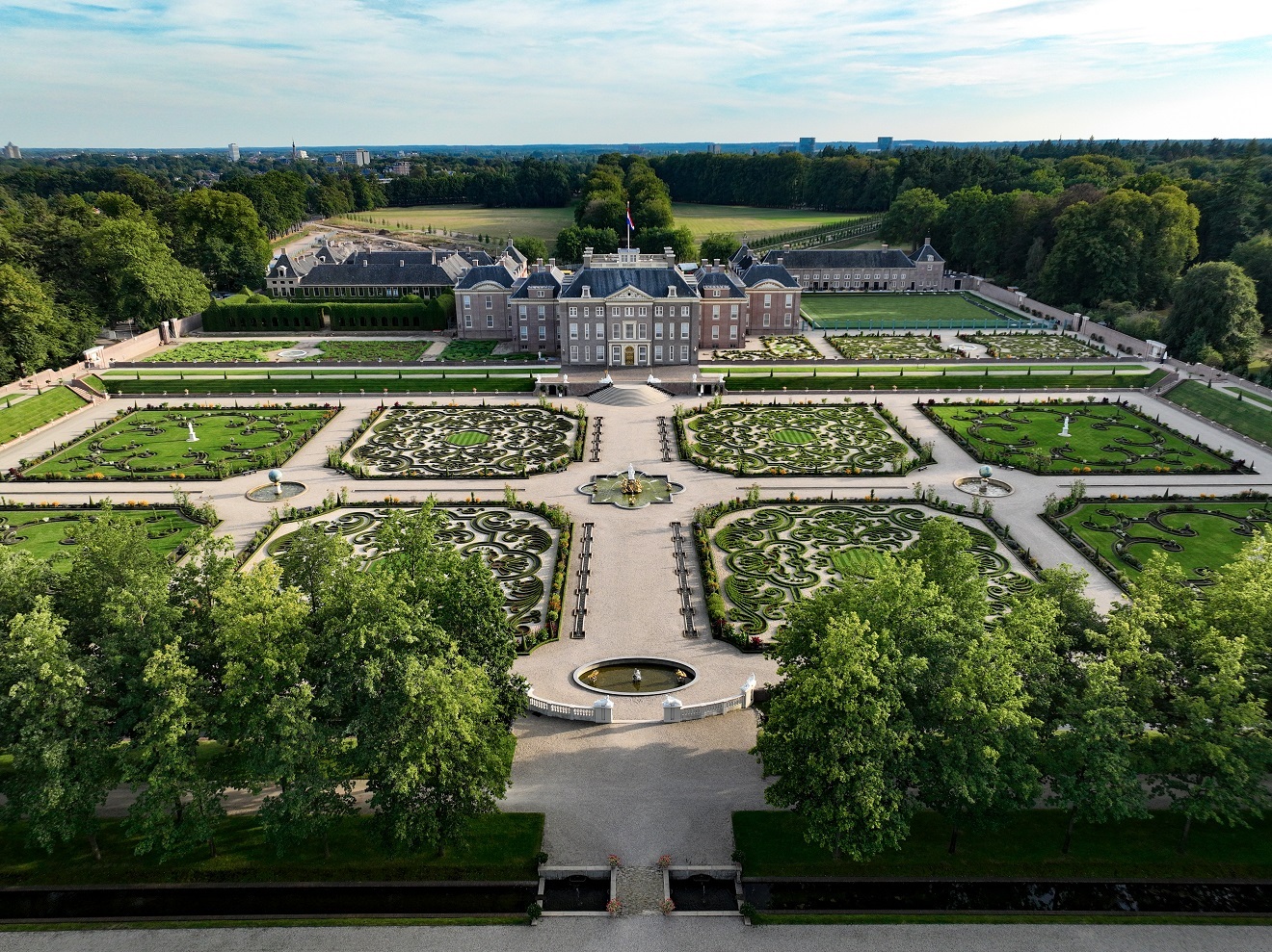 Luchtfoto van Paleis Het Loo en de paleistuinen in Apeldoorn