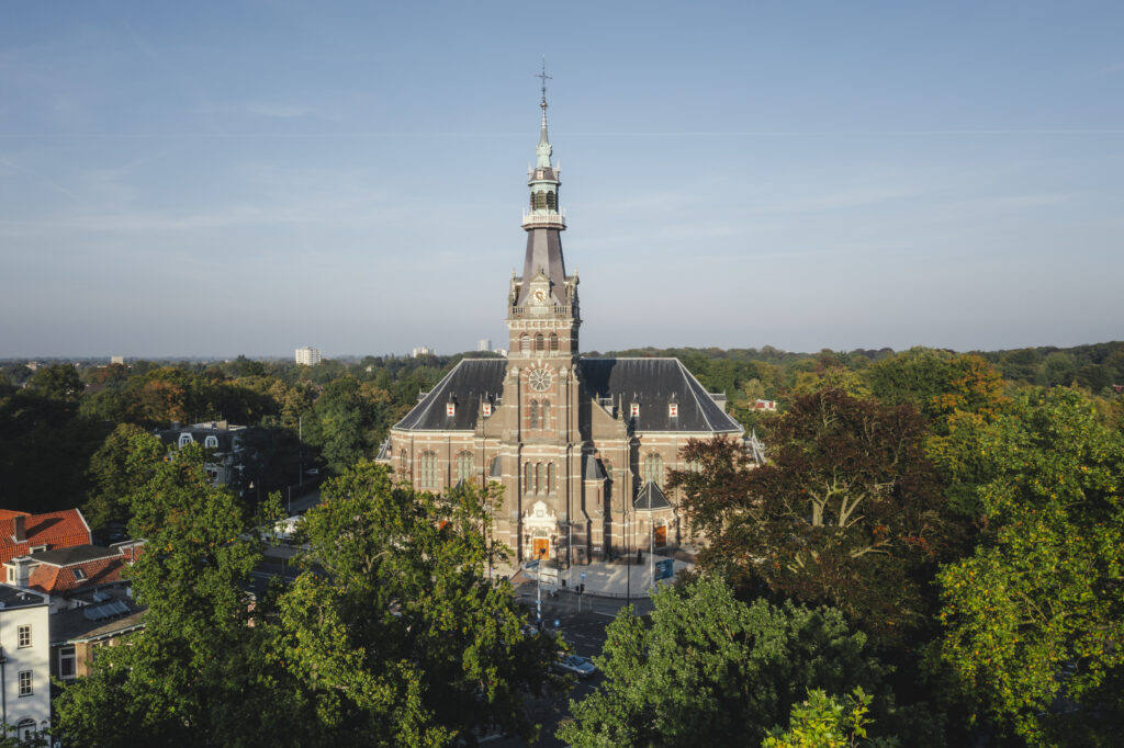 Luchtfoto van de Grote Kerk in Apeldoorn