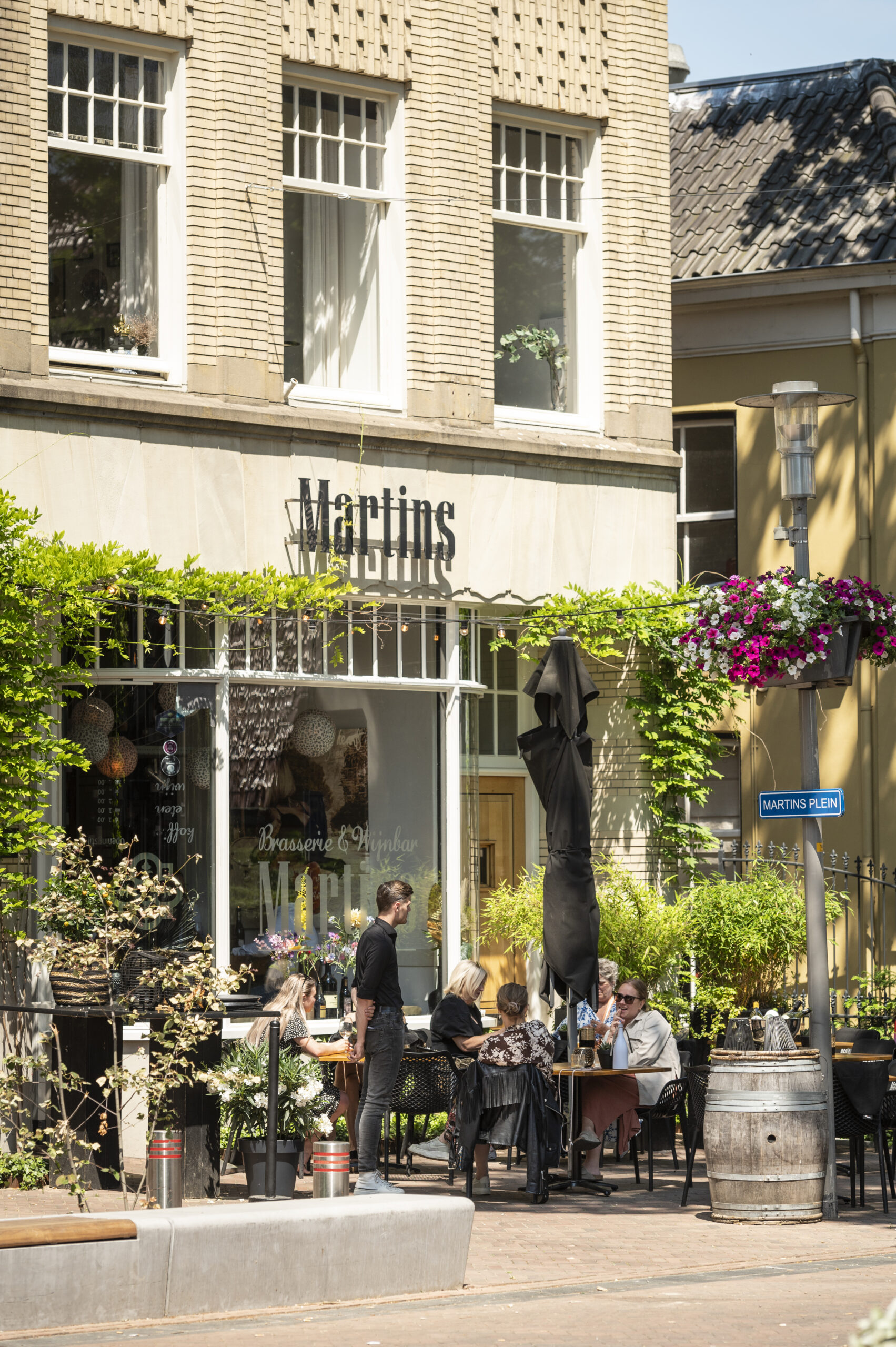 Groen en zonnig terras bij Brasserie Martins