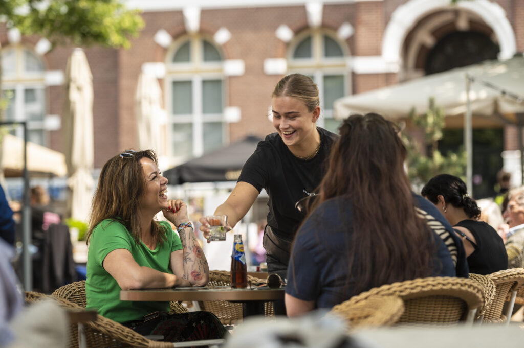 Borrelen op het Raadhuisplein in de binnenstad van Apeldoorn