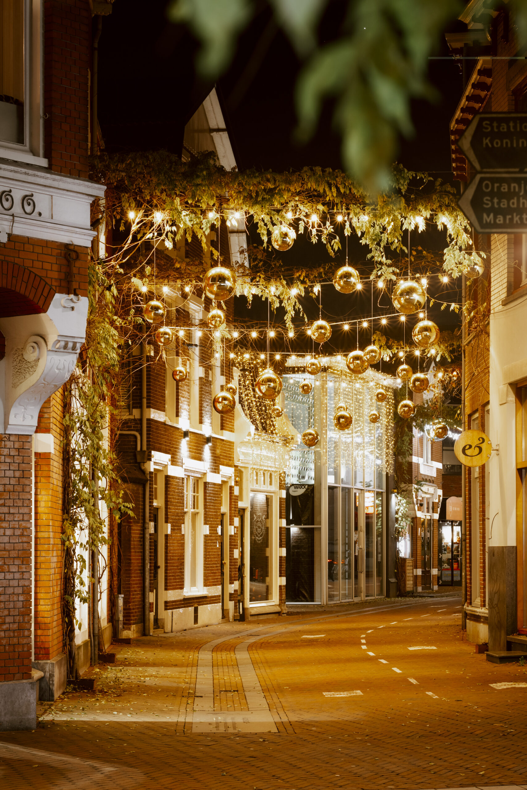 Versiering en verlichting in de winter in de Kapelstraat in Apeldoorn