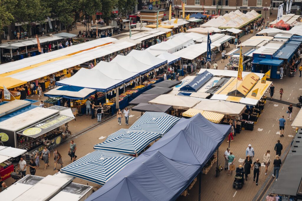 Warenmarkt op het Marktplein in Apeldoorn