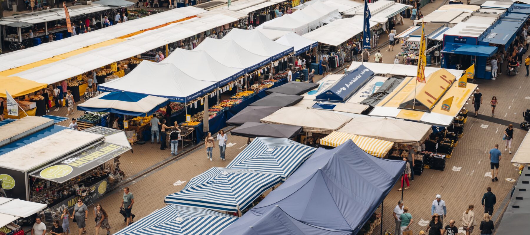 Warenmarkt op het Marktplein in Apeldoorn