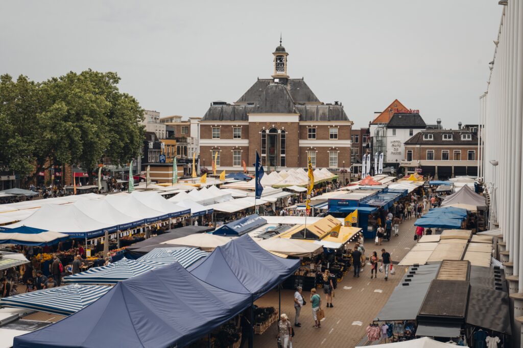 Warenmarkt op het Marktplein in Apeldoorn