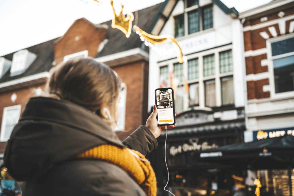 Audiotour De Gouden Jaren van Apeldoorn in de binnenstad van Apeldoorn met de Apeldoorn Stories app