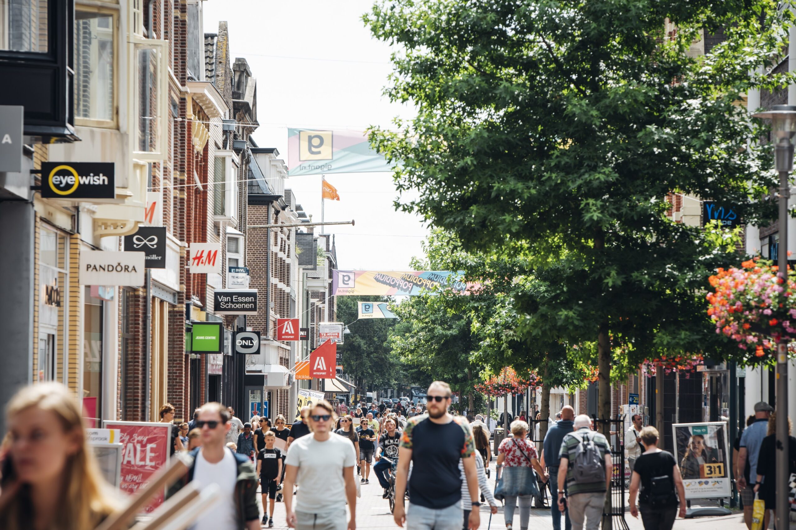 Winkelen in de zomer in de Hoofdstraat van Apeldoorn