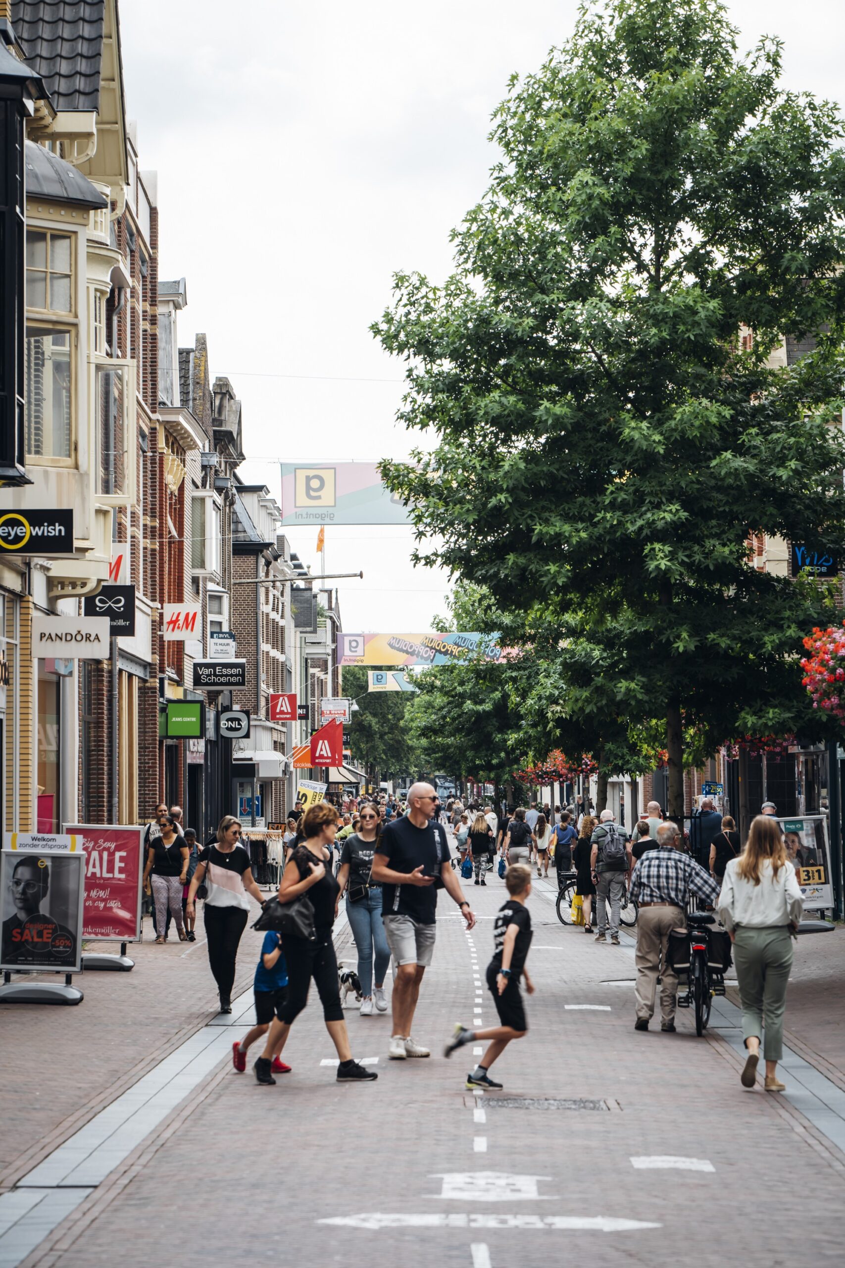 Winkelen in de zomer in de Hoofdstraat van Apeldoorn