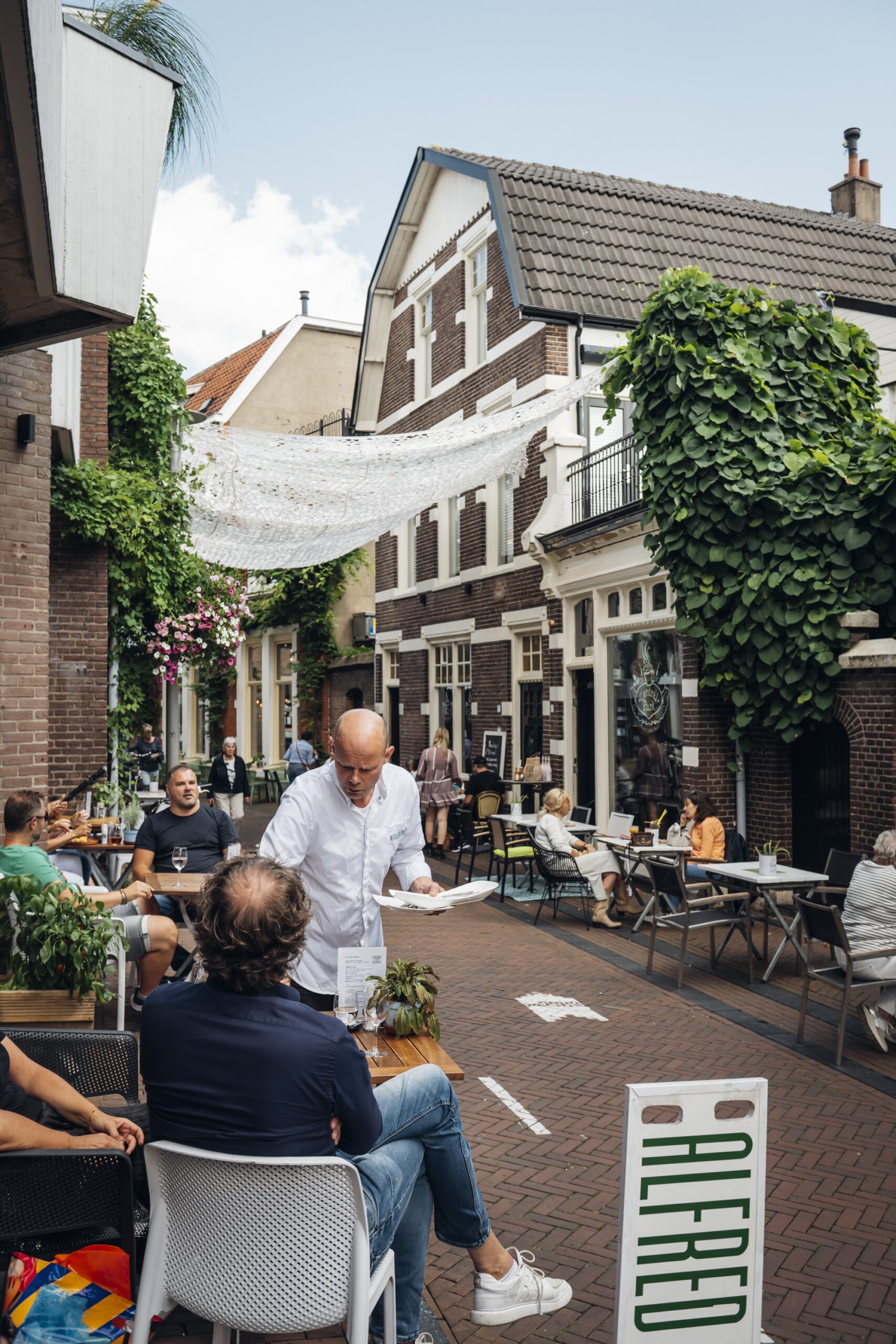 Alfred Kookt in de Kapelstraat in Apeldoorn