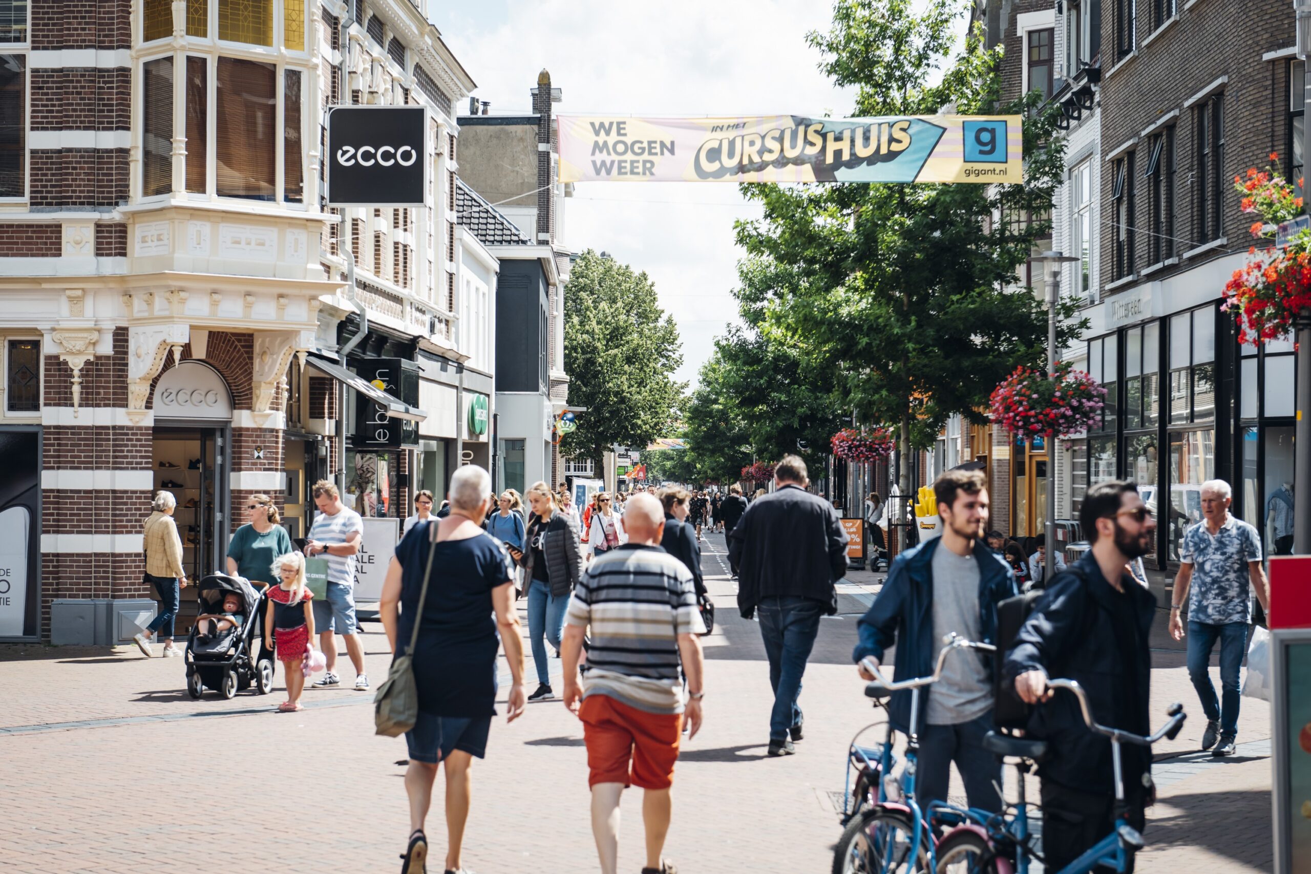 Winkelen in de zomer in de Hoofdstraat van Apeldoorn