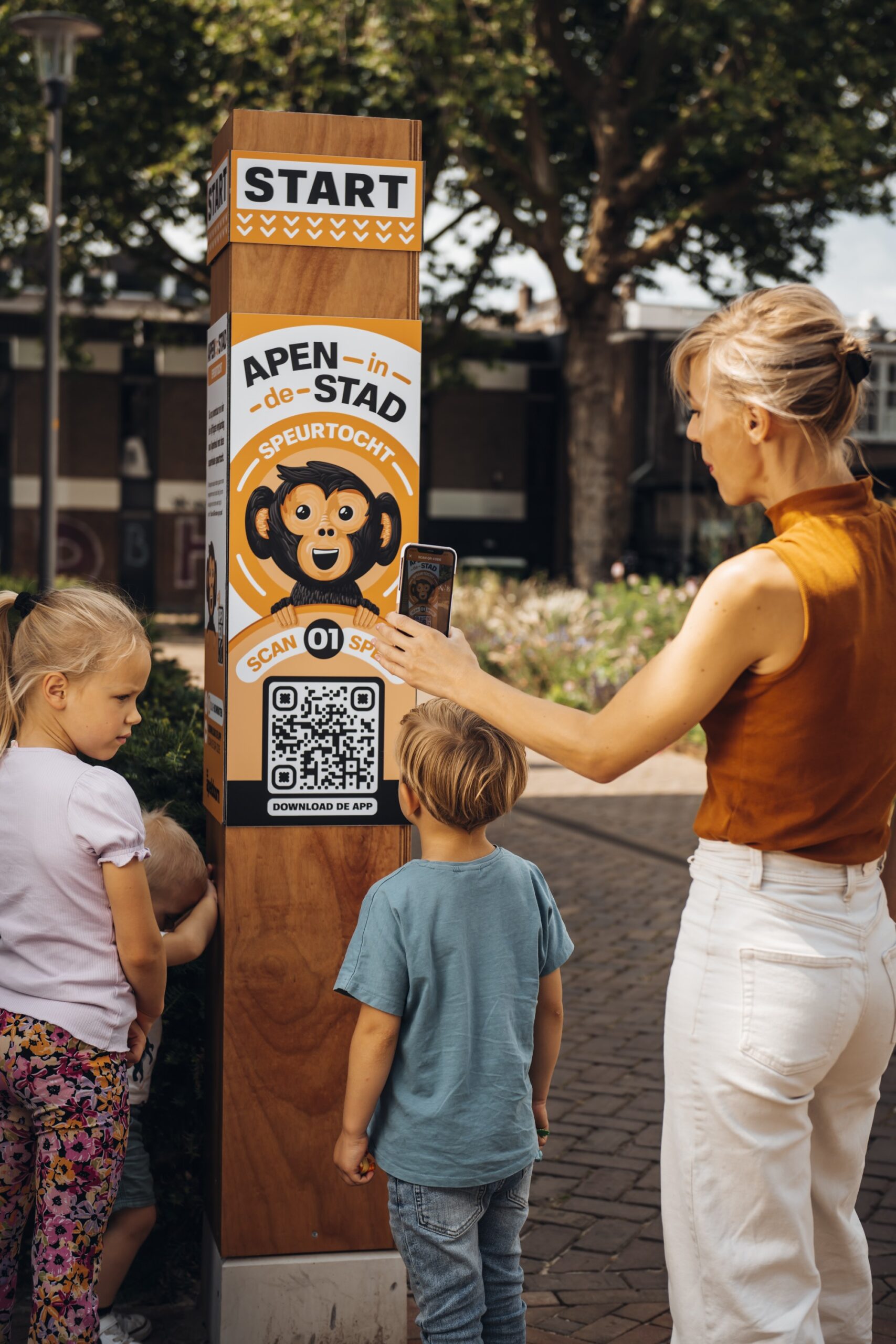 Spelen in de binnenstad met de Apeldoorn Stories audiotour Apen in de Stad in Apeldoorn