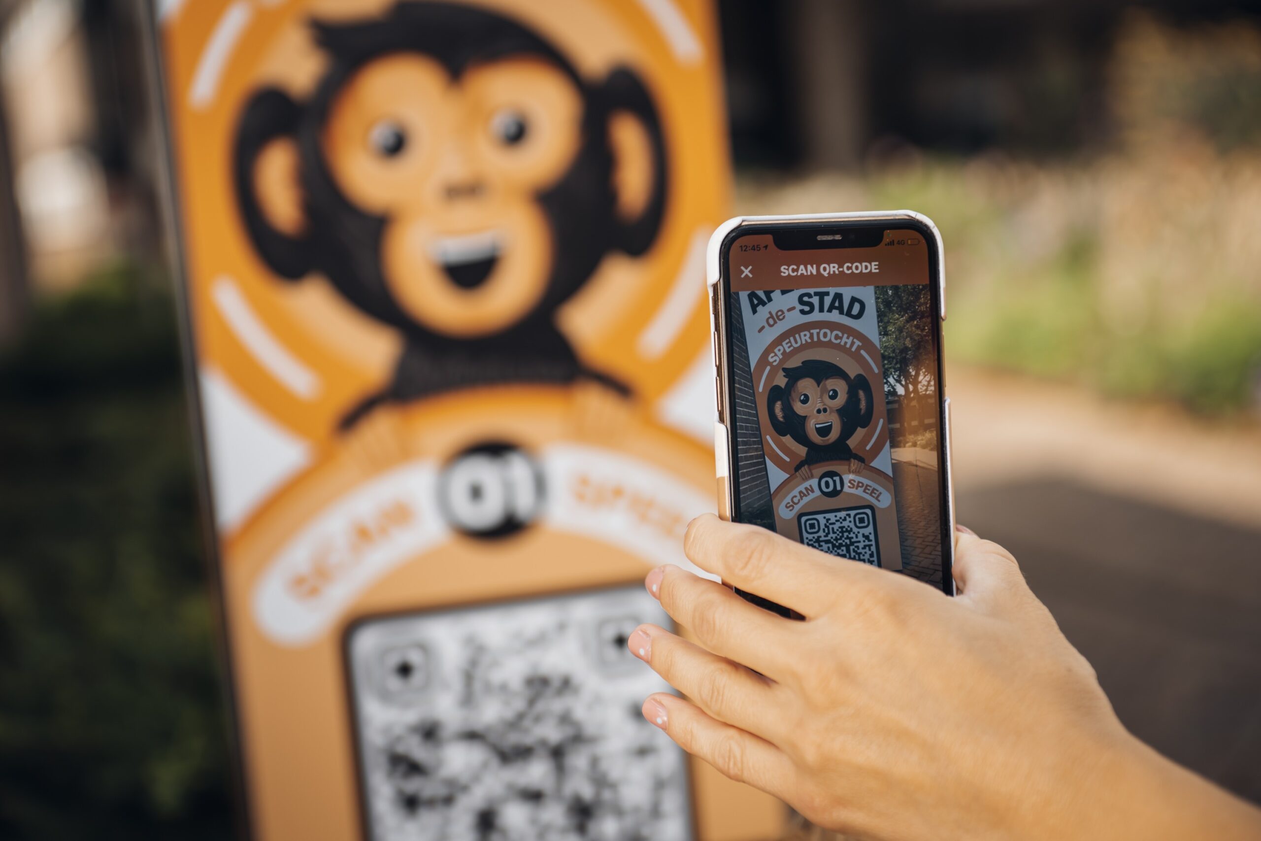Spelen in de binnenstad met de Apeldoorn Stories audiotour Apen in de Stad in Apeldoorn