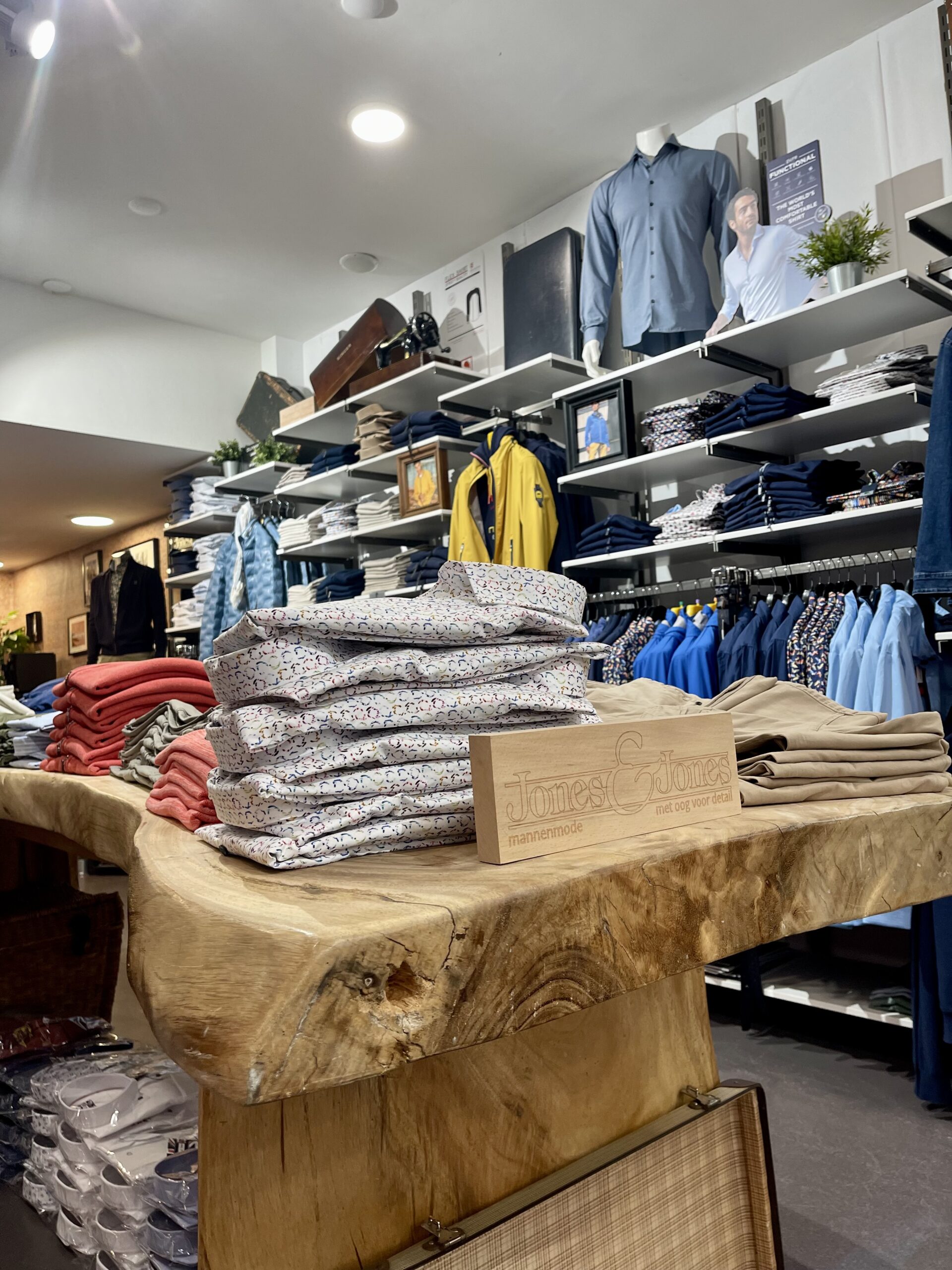 Shop mannenkleding bij Jones & Jones in de binnenstad van Apeldoorn