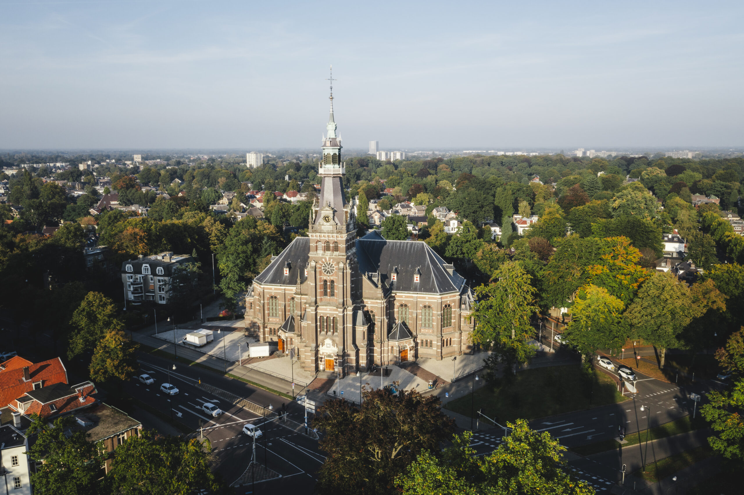 Luchtfoto van de Grote Kerk in Apeldoorn