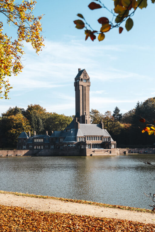 Jachthuis Sint Hubertus in Het Nationale Park De Hoge Veluwe in de herfst