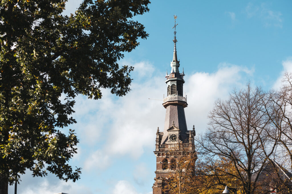 De Grote Kerk in de herfst in Apeldoorn