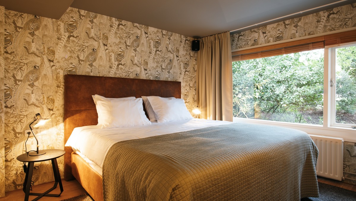 Bijzonder overnachten in de boshut van Van der Valk Hotel Apeldoorn - de Cantharel