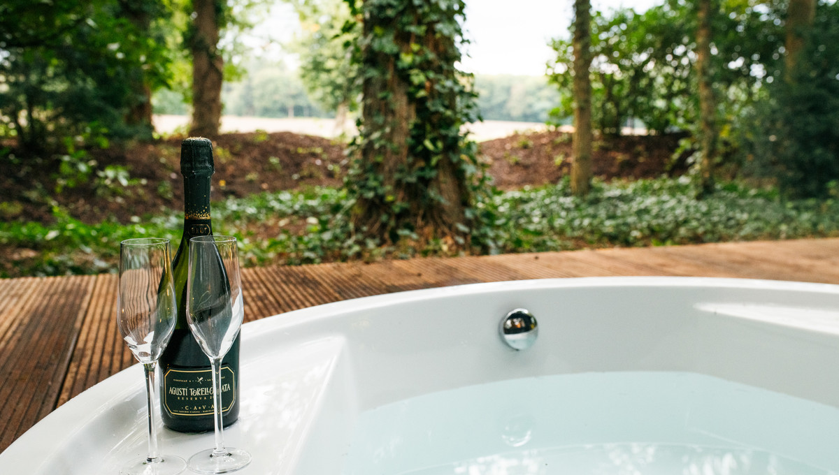 Bijzonder overnachten in de boshut van Van der Valk Hotel Apeldoorn - de Cantharel