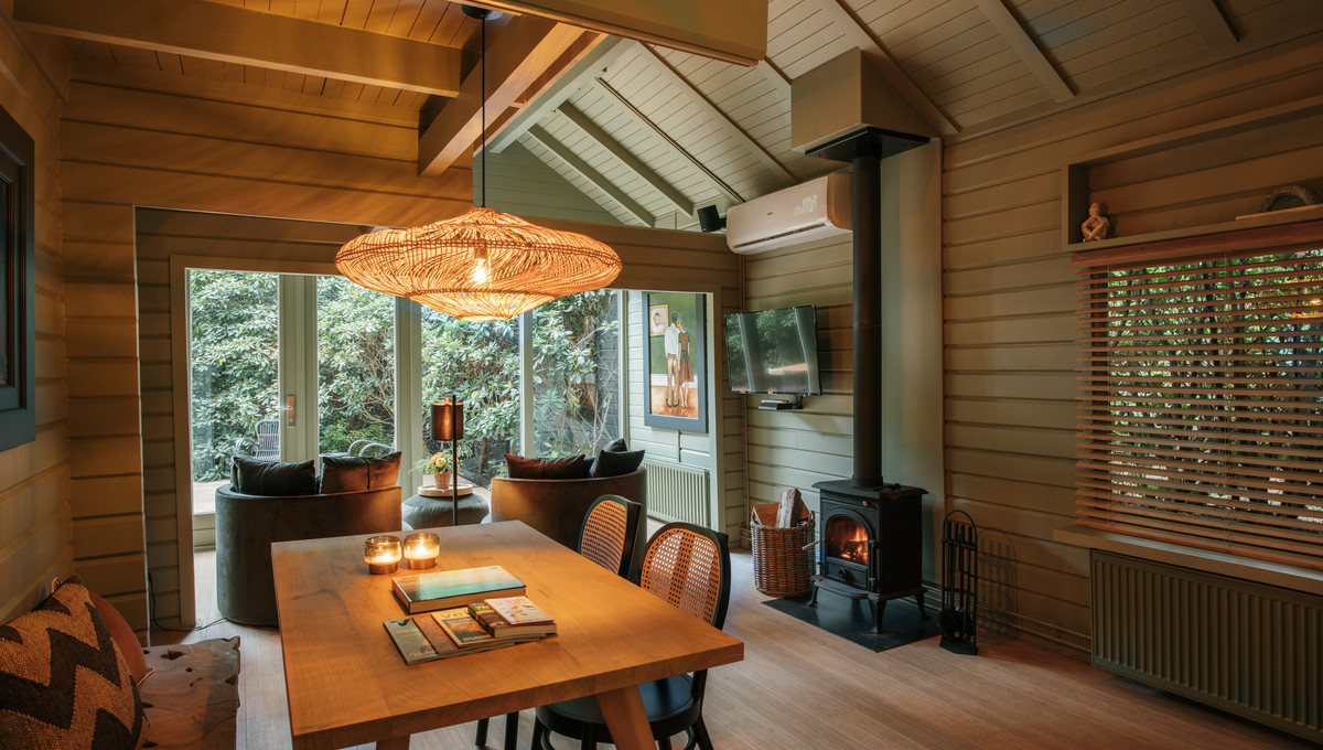 Bijzonder overnachten in de boshut van Van der Valk Hotel Apeldoorn - de Cantharel